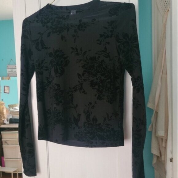 Forever 21 Ladies Black Velvet Floral Long Sleeved Top Size SMALL - Picture 8 of 8